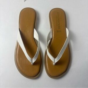 Simona Rossi white leather things size 9.5 women’s. Made in Italy.